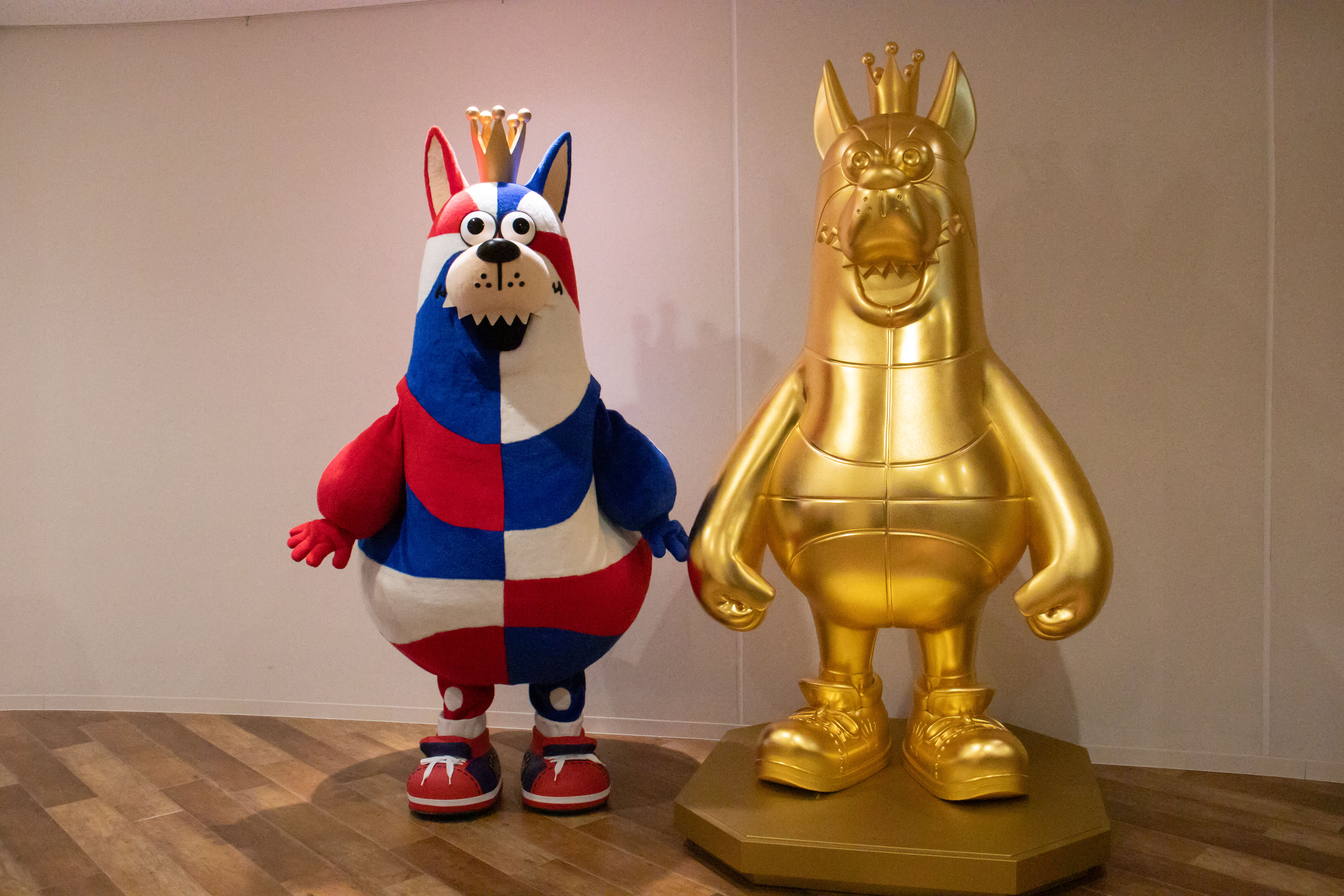 SGC×キングス ゴーディー等身大金箔像と純金ゴーディーを沖縄アリーナにて展示します