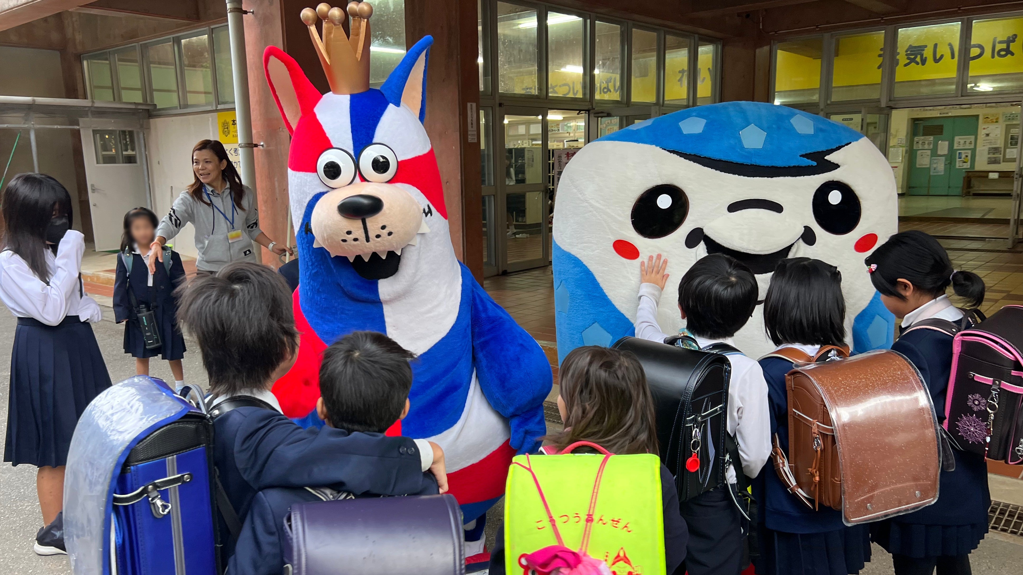 【m☆sページ】 「ぎゅうぎゅうゴールデンさん」　「クゥーさんと鯉のぼり」 ゴーディーによるあいさつ運動(2024年12月)実施のご報告 | 琉球